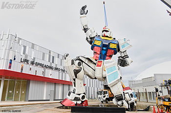 大阪・関西万博「GUNDAM NEXT FUTURE PAVILION」実物大ガンダム像を初お披露目 頭部をドッキングする上頭式を実施  パビリオンでは、ガンダムを通して新たな未来への可能性を描き出す