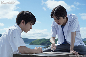 全国公開中!映画『リライト』未来人・保彦(阿達 慶)×タイムリープから抜け出す“鍵”を握る同級生・茂(倉 悠貴)同級生を...