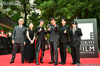 2026年1月1日全国ロードショー！『迷宮のしおり』新しい学校のリーダーズSUZUKA、伊東蒼、齋藤潤、河森正治監督、橋本太知(脚本)、yonkey(音楽)がレッドカーペットに登場！第38回東京国際映画祭オフィシャルレポート到着！